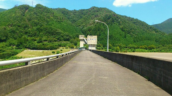 永源寺ダムの天端の様子