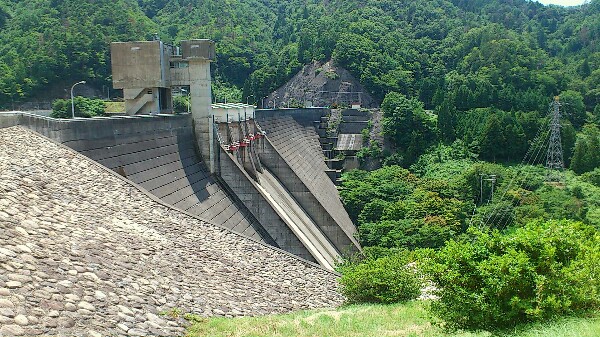 永源寺ダムは全国でも珍しい複合ダムになっている