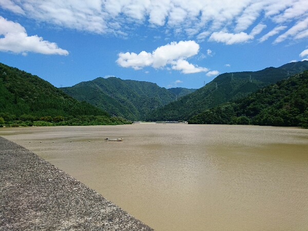 ダムの上流側は沢山の水が貯蓄されている