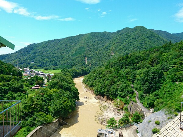 永源寺ダムからは目の前には鈴鹿山脈が見える