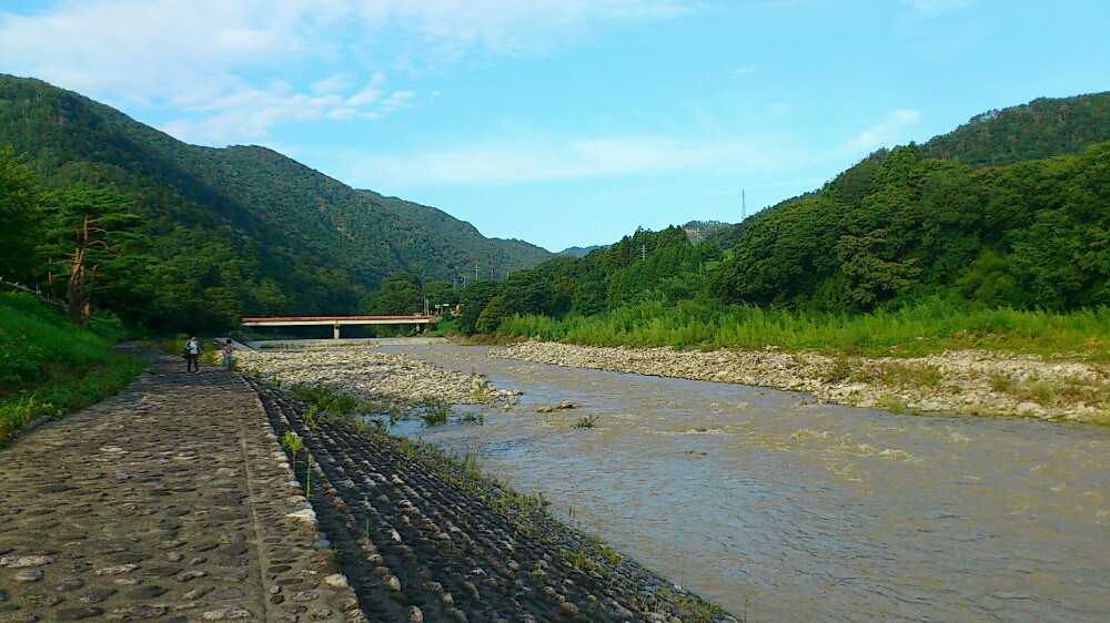 八風の湯の横には愛知川が流れる