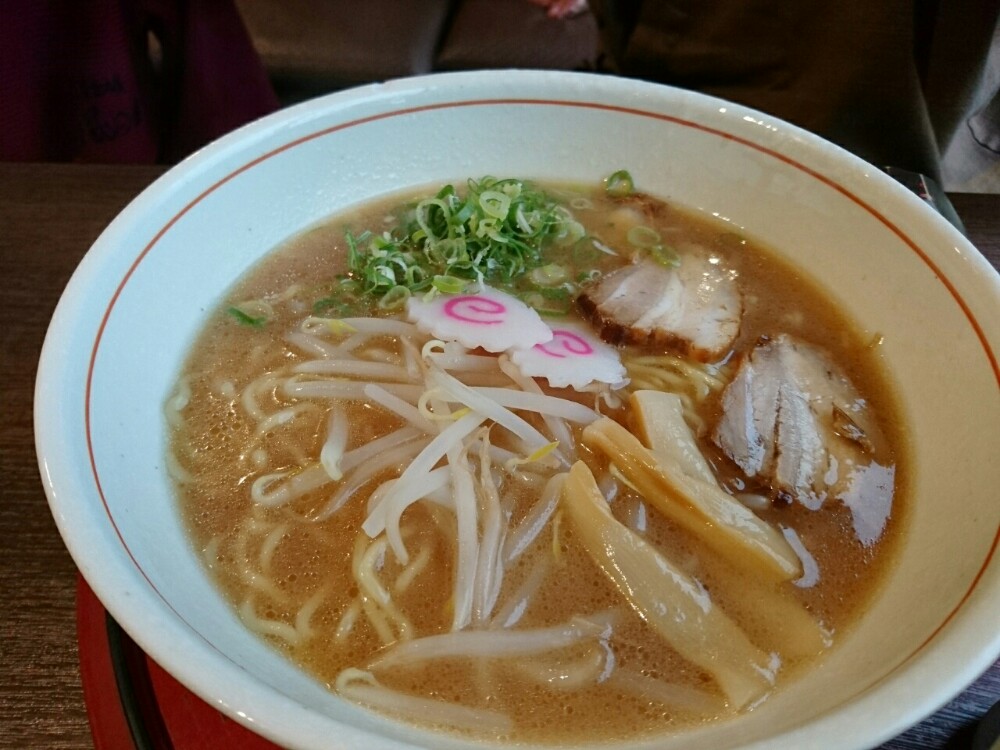 山水で豚骨しょうゆラーメンを注文