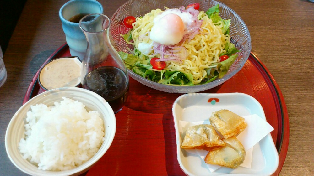 温玉入りサラダラーメンセットを注文