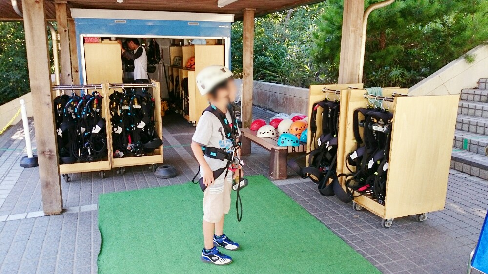 アスレチックで装着する命綱とヘルメット