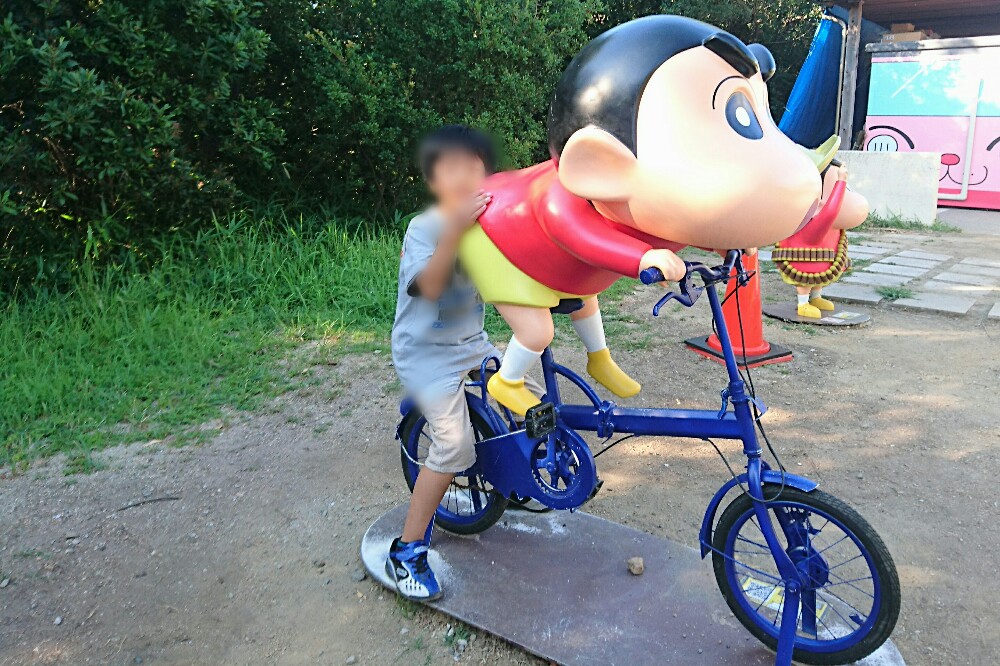 自転車に乗っているしんちゃんのオブジェ