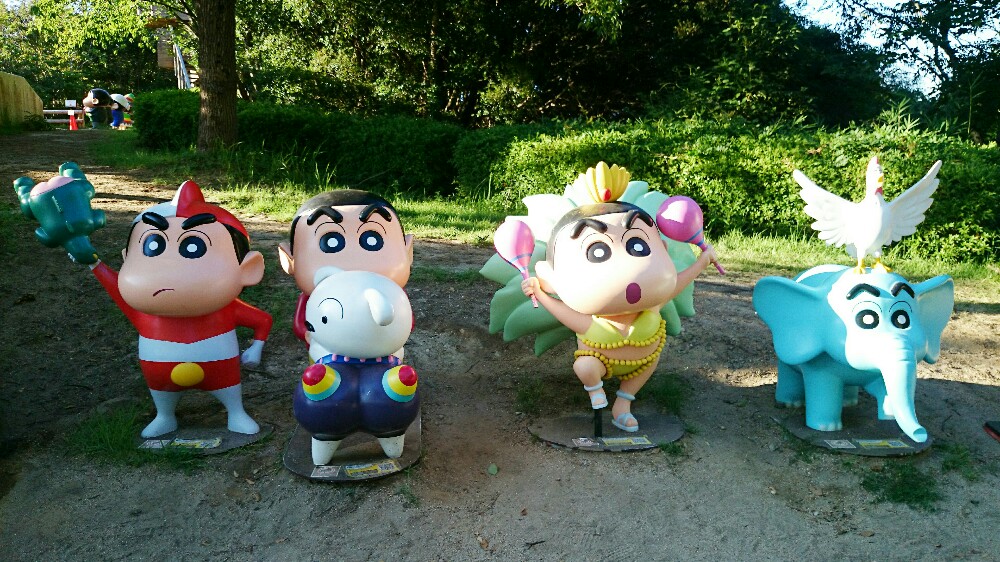 クレヨンしんちゃんのオブジェも沢山置いてある