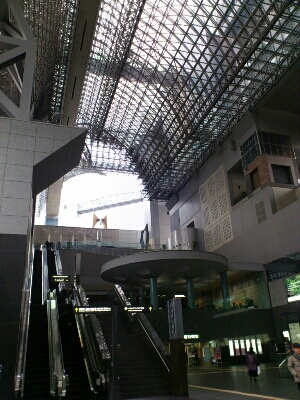 京都駅の凄い建築物に驚く