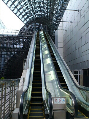 京都駅ビル内の長いエスカレーター