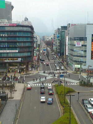 ガラス窓越しから京都の街並み見る。烏丸通が伸びている