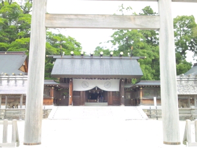 籠神社の二の鳥居。正面には籠神社の拝殿が見える