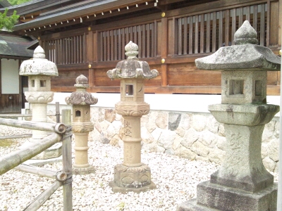 籠神社に立つ石灯篭