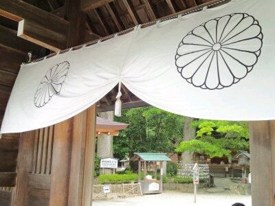 十六弁菊花紋の横断幕等