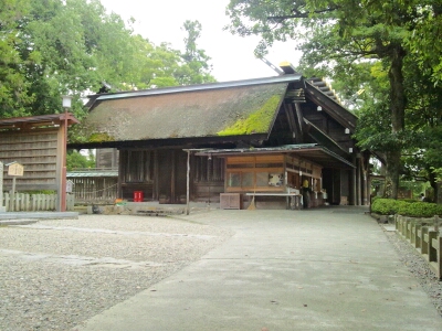 籠神社の拝殿を横から見る