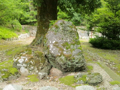 籠神社に置かれるさざれ石