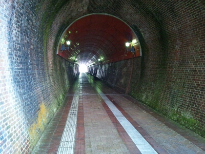 北吸トンネルの中、横幅は広くないが、自転車を持った人がすれ違うくらいの余裕はある