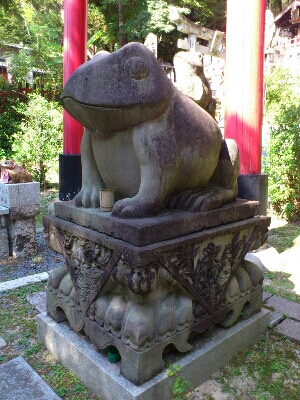 狛蛙の背中には子蛙が乗っていて可愛い