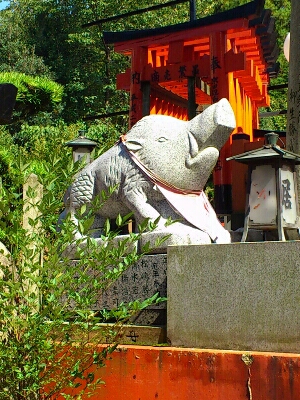 伏見稲荷の狛猪。コチラも可愛い