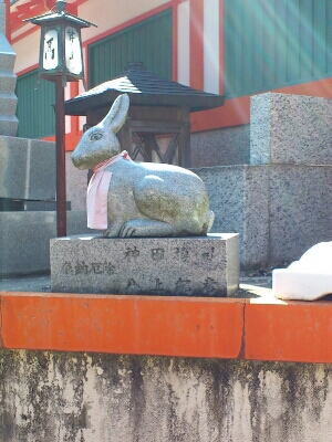 伏見稲荷の狛兎。キリッとした雰囲気