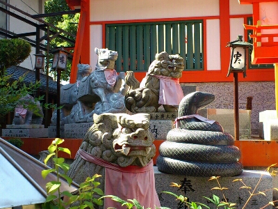 伏見稲荷には狛蛇もいる