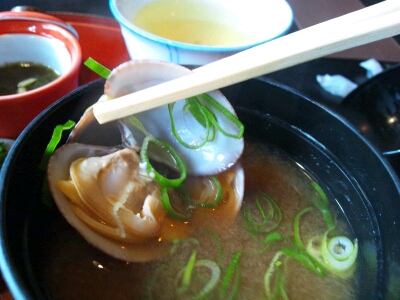 お味噌汁にも大ぶりのあさりが入っている