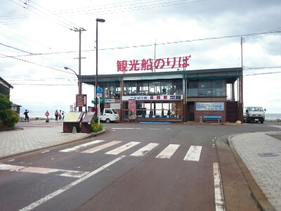 今津港の観光船のりばから竹生島へ向かう
