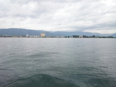 クルーズ船から琵琶湖を望む