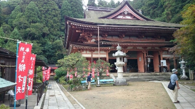 宝厳寺弁才天堂の正面。朱色の外観、荘厳なおもむき。