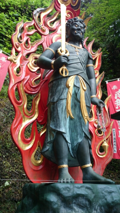 宝厳寺弁才天堂前の迫力ある不動明王像