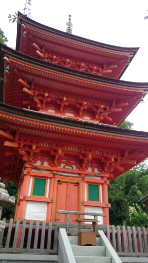 竹生島にある三重の塔
