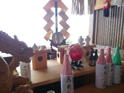 神棚に幣帛(へいはく)や鏡、お供え物などが置かれている