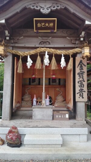 竹生島かわらけ投げのお堂の近くにある白巳大神