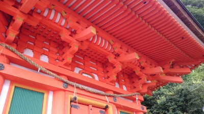 複雑に組まれた三重の塔の建築