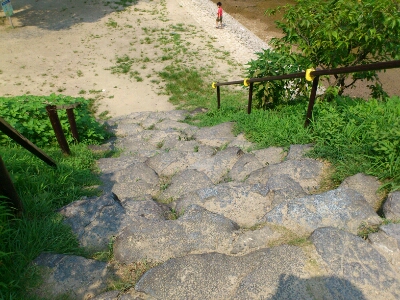 階段をおりると天野川