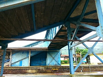 JR生野駅のホームに架けられる水色の跨線橋