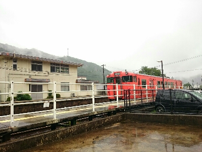 JR生野駅に入線する電車