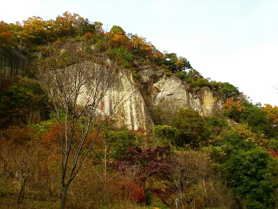 剥き出しの大きな岩肌。哮ヶ峰という有名な岩。