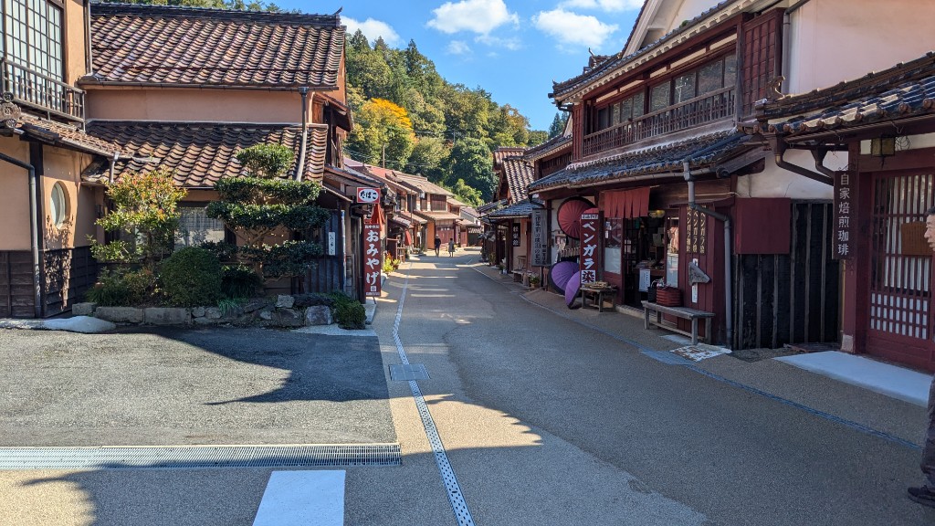 旧吹屋小学校に向かう道。近くに目印となる郵便局がある。
