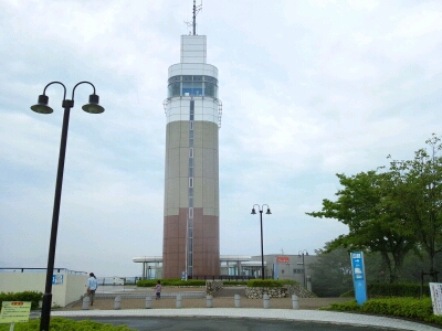 五老スカイタワーの頂上広場。下から展望台を見上げる