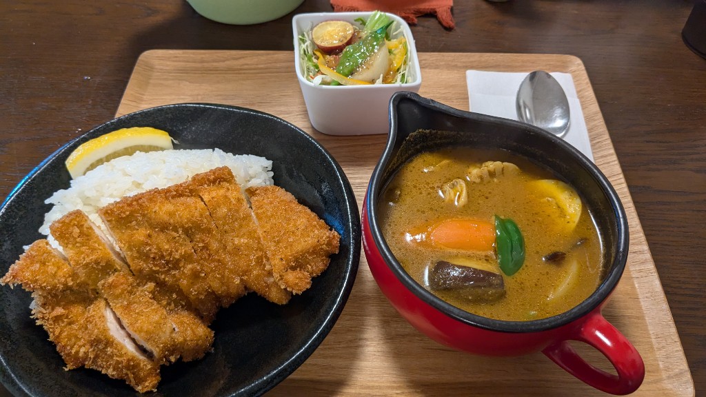 白ご飯が半分隠れるほど大きなカツ。つくしのチキンカツスープカレー