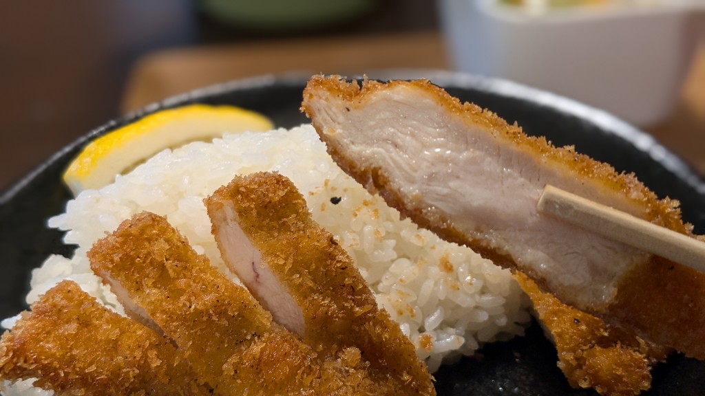 肉厚なチキンカツは食べ応え満点